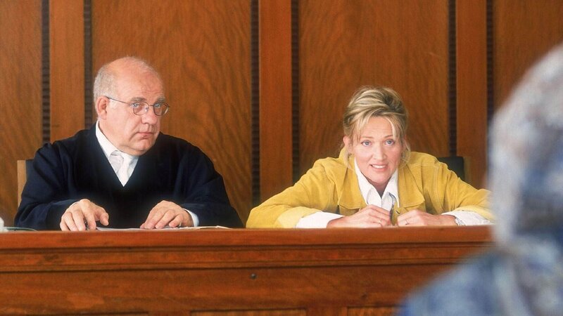 Rita (Gaby Köster) versucht durch intensive Befragung herauszufinden, ob die Angeklagte nicht doch unschuldig ist. Richter Koss (Jochen Senf) hört sich ihre Ausführungen in Ruhe an. – Bild: RTL /​ Guido Engels