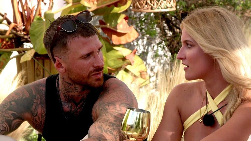 Für Gigi und Danilo gibt es neue Hoffnung, eine blonde Granate lädt die Italiener auf ein heißes Date ein. Wer kann am Ende bei ihr punkten? – Bild: RTLZWEI