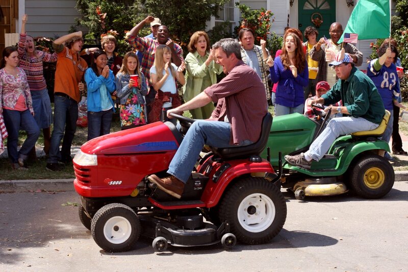 Zusammen mit Brick hat Mike (Neil Flynn, M.) für das Rassenmäher-Rennen an der schnellst möglichen Maschine gearbeitet … – Bild: Warner Bros.