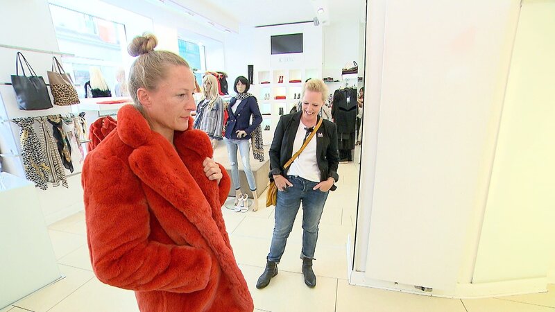 Kandidatin Tanja (l.) mit ihrer Shoppingbegleitung Nina – Bild: Die Mediengruppe RTL