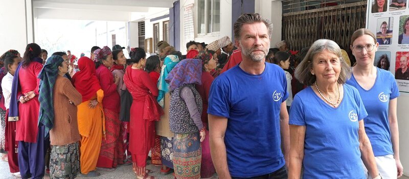 Organisatorin Dorothea Licht mit dem Orthopäden Jörg Hausdorf und der Kinderärztin Pia Schuchmann vor der Krankenstation in Nepal. – Bild: Robin Köhler /​ BR