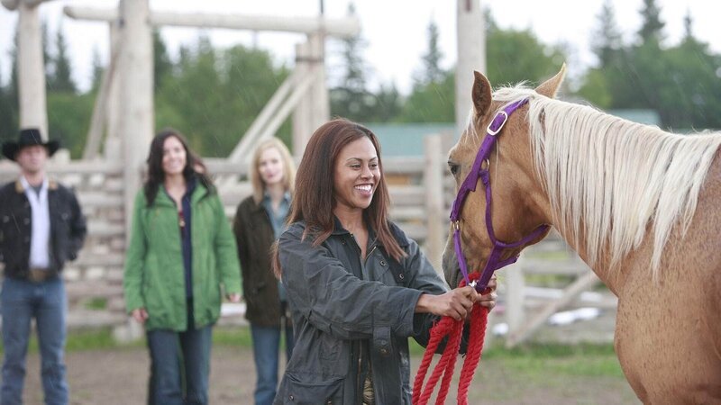Nicole (Vinessa Antoine, vorne) – Bild: MG RTL D