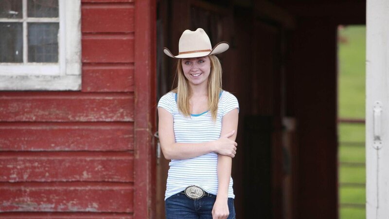 Amy (Amber Marshall) macht Fortschritte in der Arbeit mit einem traumatisierten Polizeipferd. – Bild: MG RTL D