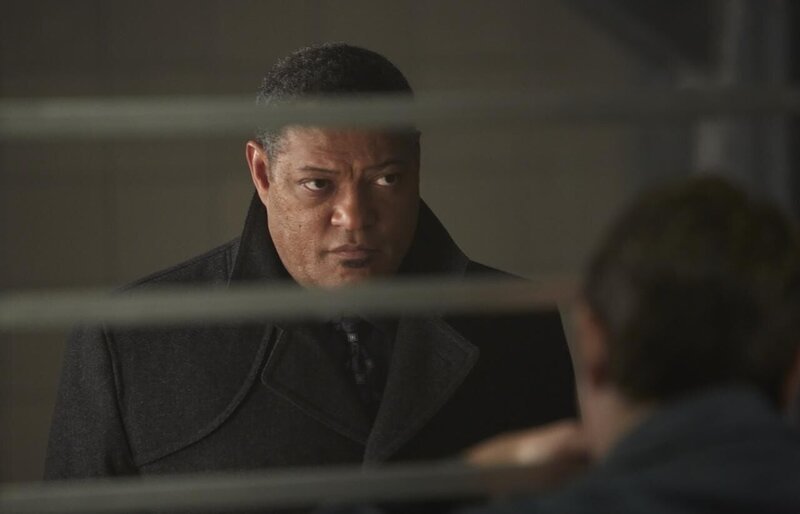 Dr. Abel Gideon (Eddie Izzard, r.) tötet eine Nachtschwester auf bestialische Art und Weise. Jack Crawford (Laurence Fishburne, l.) kommt beim Verhör die Vermutung, dass Dr. Gideon der Chesapeake-Ripper sein könnte. – Bild: NBC Universal Media, LLC
