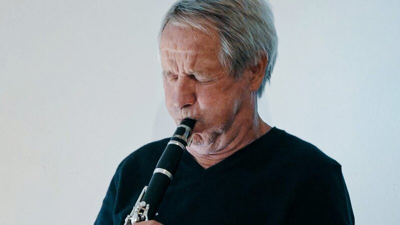 Liedermacher und Mundartsänger Tinu Heiniger bei der Bandprobe im Rahmen des Projekts «I’ll Remember You» – Bild: SRF/​Milan