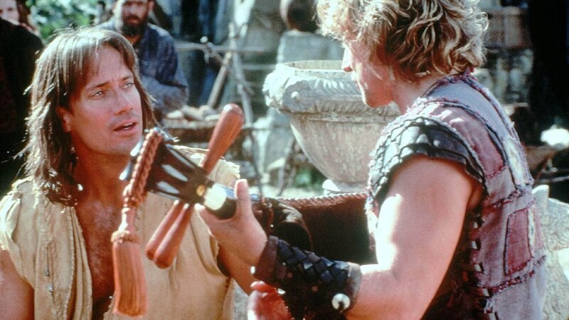 Hercules begegnet in der Paralellwelt einem jungen Mann, der seinem alten Weggefährten Iolaus bis aufs Haar gleicht. – Bild: TVNOW