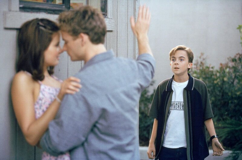 Malcolm (Frankie Muniz, re.) stört seinen Bruder Francis (Christopher Masterson) bei einem Date mit Jody (Katherine Ellis). – Bild: ViacomCBS