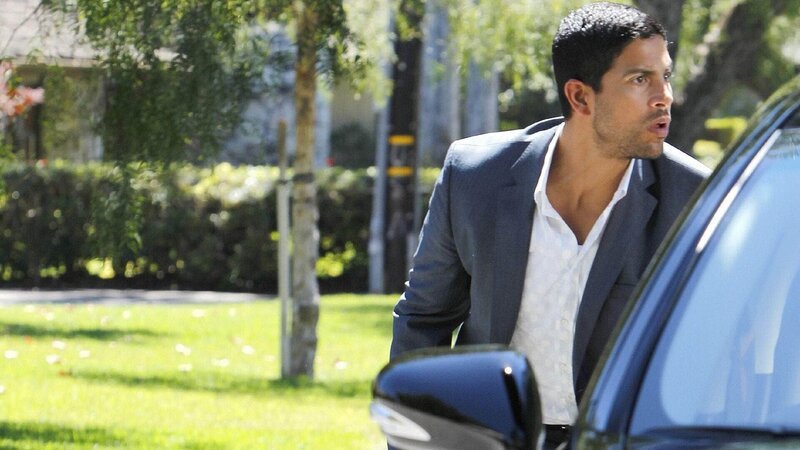 Delko (Adam Rodriguez) ist Memmo Fierro auf der Spur. Wie Horatio liegt ihm persönlich eine Menge an der Ergreifung des entflohenen Häftlings – ist dieser doch der Mörder seiner Schwester Marisol! – Bild: TVNOW /​ CBS