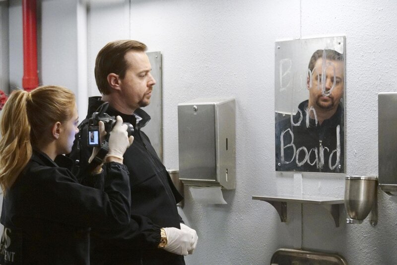 Als das Schiff der Navy ablegen will, wird eine Entdeckung gemacht: Angeblich befindet sich eine Bombe an Bord. Ellie Bishop (Emily Wickersham, l.) und Timothy McGee (Sean Murray, r.) gehen der Sache nach … – Bild: PLURIMEDIA (CBS Broadcasting Inc.)