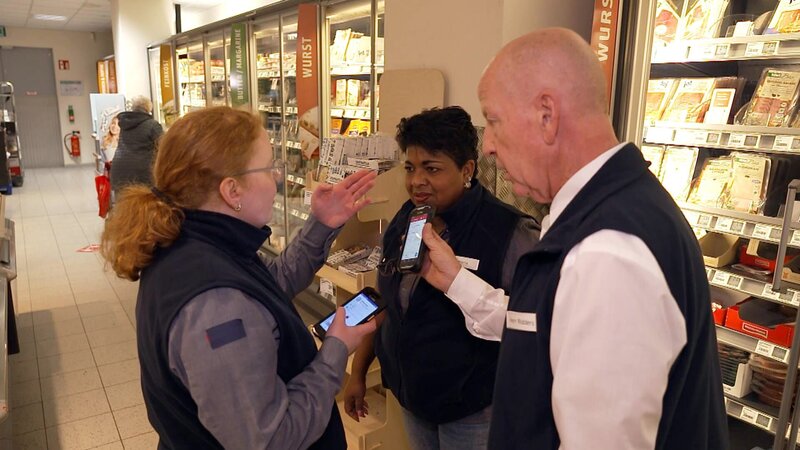 Chaos bricht aus, als Udo für eine Kundenlieferung ein bestimmtes Produkt zusagt, das sich nicht in den Regalen befindet. Udo, Maria & Tanja machen sich auf die Suche.; Chaos bricht aus, als Udo für eine Kundenlieferung ein bestimmtes Produkt zusagt, das sich nicht in den Regalen befindet. Udo, Maria & Tanja machen sich auf die Suche. – Bild: RTLZWEI