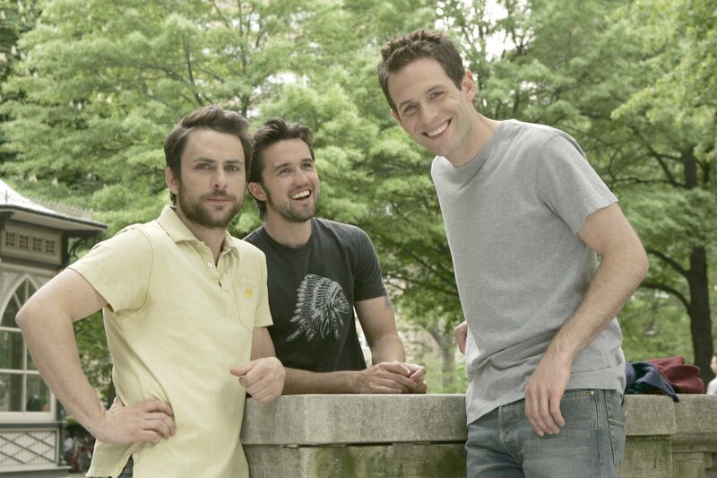 (2. Staffel) – Gute Freunde: Dennis (Glenn Howerton, r.), Charlie (Charlie Day, .) und Mac (Rob McElhenney, M.) – Bild: port.hu