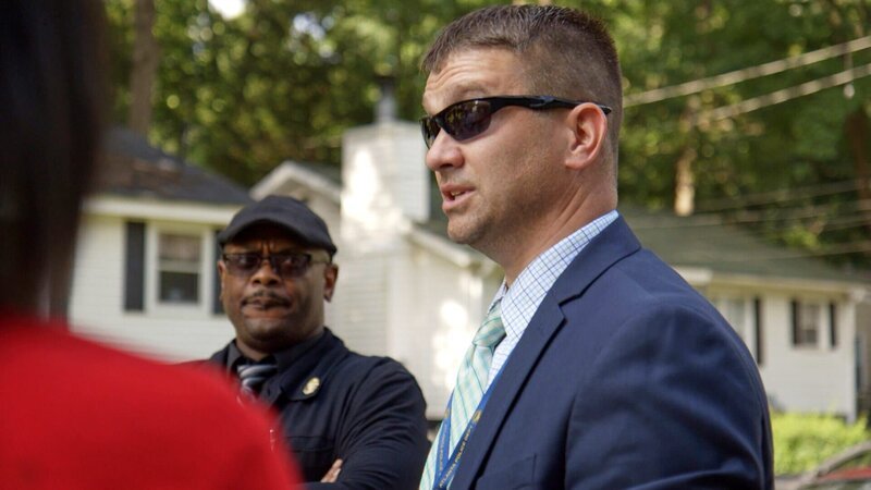 Detective Smith holt Informationen von der Familie des Opfers ein. – Bild: Crime + Investigation /​ A+E Networks