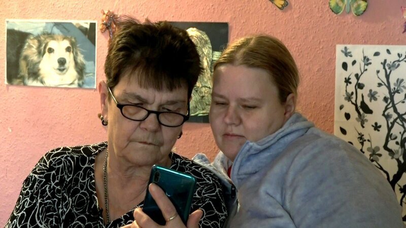 Im Internet verbreitet ein Fan vermeintliche Aussagen von Sandra (re.). Sie soll böse über Regina (li.) gelästert haben. Sandra will das nicht auf sich sitzen lassen. – Bild: RTLZWEI