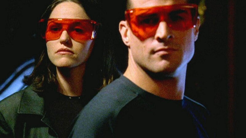 Sara (Jorja Fox) und Nick (George Eads) sind ratlos. Im Zimmer des Verstorbenen finden sie DNA-Spuren, die aber keinerlei weitere Hinweise liefern. – Bild: TVNOW /​ CBS