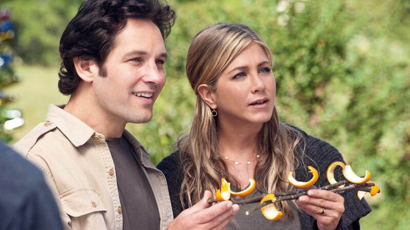 Über Umwege landen George (Paul Rudd) und Linda (Jennifer Aniston) in einer Hippie-Kommune und die von Stress und finanziellen Sorgen geplagten New Yorker beginnen das Leben in der Gemeinschaft zu genießen. – Bild: Universal Pictures Über Umwege landen George (Paul Rudd) und Linda (Jennifer Aniston) in einer Hippie-Kommune und die von Stress und finanziellen Sorgen geplagten New Yorker beginnen das Leben in der Gemeinschaft zu genießen. – Bild: Universal Pictures