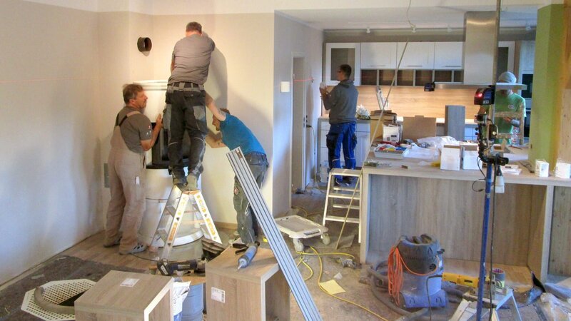 Die Arbeiten im Haus gehen voran. – Bild: RTL II