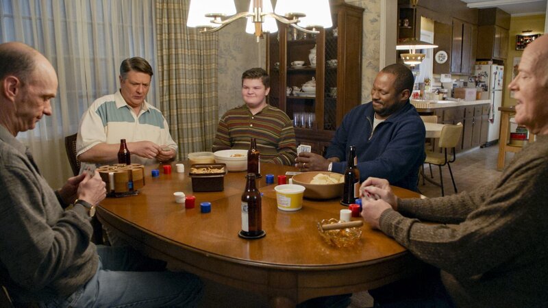 (v.l.n.r.) Mr. Givens (Brian Stepanek,); George Cooper sen. (Lance Barber); Billy Sparks (Wyatt McClure); Coach Wilkins (Doc Farrow); Direktor Petersen (Rex Linn) – Bild: Warner Bros. Entertainment Inc.