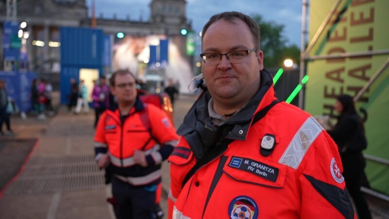 Martin Granitza arbeitet als ehrenamtlicher Rettungssanitäter. – Bild: rbb
