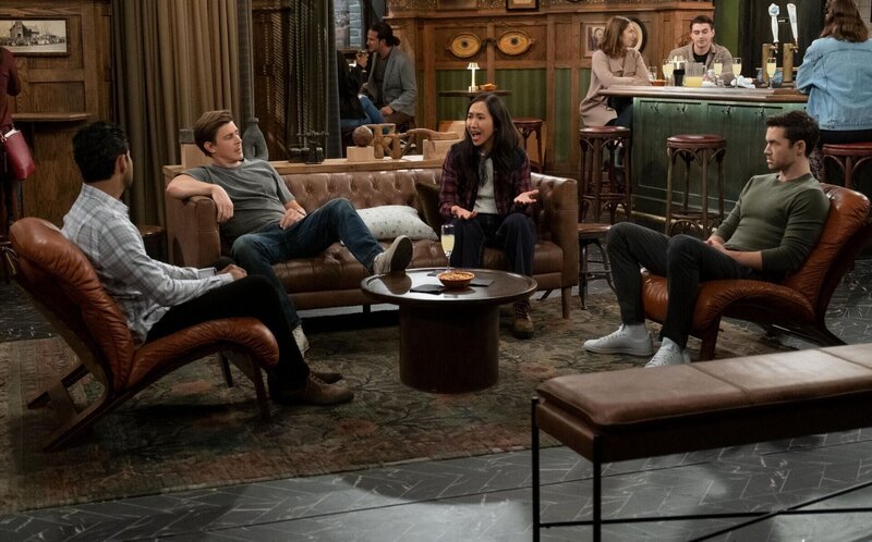 (v.l.n.r.) Sid (Suraj Sharma); Jesse (Chris Lowell); Ellen (Tien Tran); Charlie (Tom Ainsley) – Bild: 20th Television