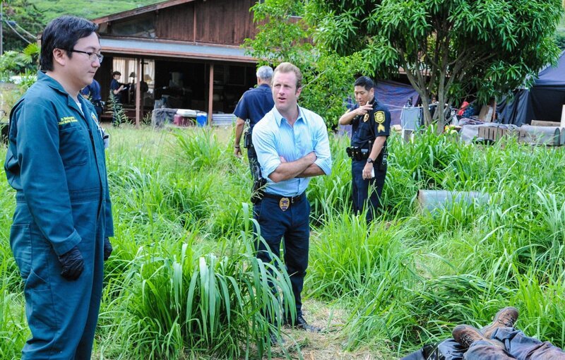 Die Ermittlungen in einem neuen Mordfall bringen Danny (Scott Caan, vorne r.), Max (Masi Oka, vorne l.) und das restliche Team zu einem Fall aus der Vergangenheit … – Bild: CBS Broadcasting Inc.