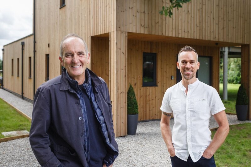 Kevin McCloud (l.) und Danny. – Bild: RTL /​ Rob Crawshaw Photo