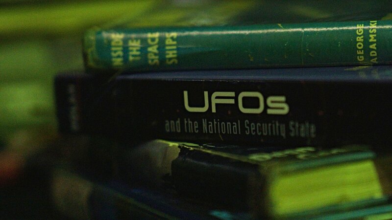 Bücher über UFOs – Bild: Cflx /​ THE HISTORY CHANNEL /​ EQ Media Group