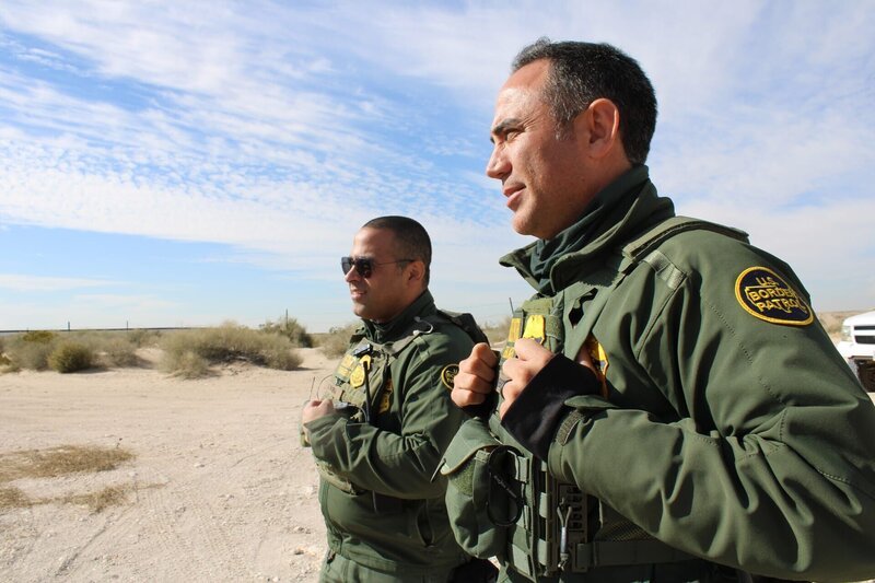 Die Grenzschutzbeamten Herrera und Rivera stehen auf einem Hügel und betrachten die kilometerlange Grenzmauer in El Paso, Texas. (National Geographic für Disney) – Bild: National Geographic for Disney /​ Disney