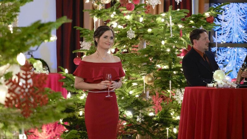 Die geplante Kolumne von Schriftstellerin Kayleigh (Danica McKellar) wird nur zwölf Tage vor Weihnachten überraschend beendet. Also entscheidet sich Kayleigh die Weihnachtstage in ihrer Heimat, bei ihrer Familie, zu verbringen. Plötzlich taucht dort Tripp auf, der Mann der sie erst vor Kurzem so kaltherzig feuerte, um sie wieder zurückzugewinnen. Kayleigh ist hin und her gerissen, denn zu Hause gefällt es ihr gerade sehr gut … – Bild: Paramount Pictures