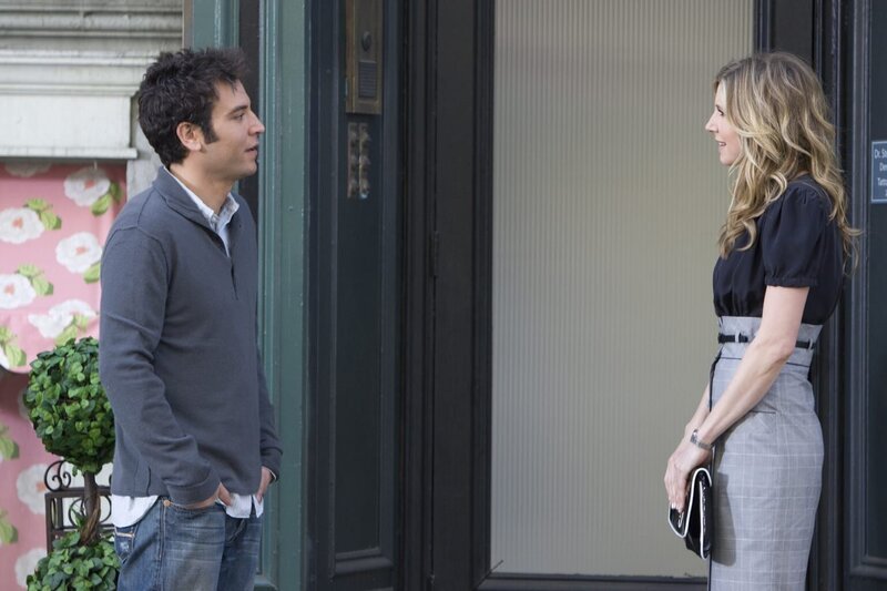 Um ein Date mit der hübschen Ärztin Stella (Sarah Chalke, r.) zu bekommen, lässt sich Ted (Josh Radnor, l.) einiges einfallen … – Bild: 20th Century Fox International Television Lizenzbild frei