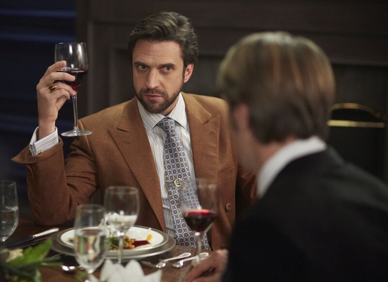 Hat Dr. Frederick Chilton (Raúl Esparza, l.) Recht und der meistgesuchte Serienkiller, der Chesapeake-Ripper, sitzt seit zwei Jahren in seiner Anstalt? Dr. Hannibal Lecter (Mads Mikkelsen, r.) hat da so seine Zweifel … – Bild: 2012