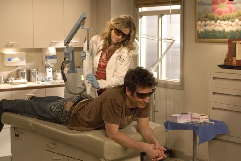 Ted (Josh Radnor, r.) hat sich in die Hautärztin Stella (Sarah Chalke, l.) verguckt, die ihm in zehn Sitzungen ein Tattoo entfernen soll – wird er bei ihr auch landen können? – Bild: 20th Century Fox International Television Lizenzbild frei