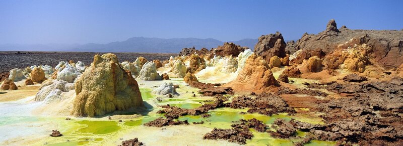 „Planet Erde“ zeigt in dieser Folge in beeindruckenden Bildern, welche geologischen und vulkanischen Kräfte die kleinen und großen Bergketten des Planeten formten und betrachtet einen Lavasee im Herzen eines Vulkans … – Bild: ORF/​BBC/​Martyn Colbeck.