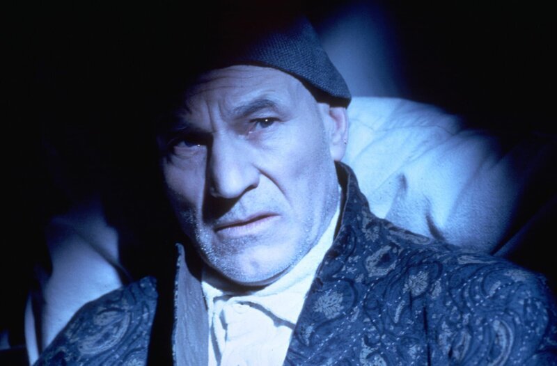 Der hartherzige und verbitterte Geschäftsmann Ebenezer Scrooge (Patrick Stewart). – Bild: NBCUniversal Der hartherzige und verbitterte Geschäftsmann Ebenezer Scrooge (Patrick Stewart). – Bild: NBCUniversal