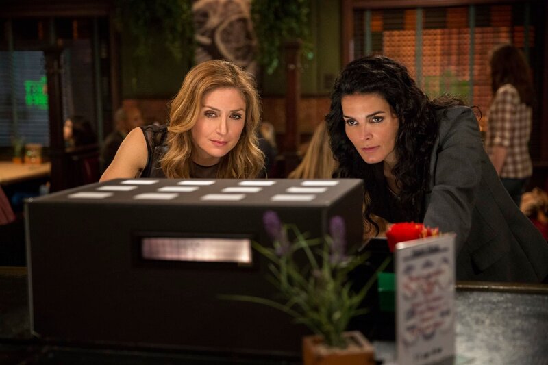 L-R: Maura Isles (Sasha Alexander) und Jane Rizzoli (Angie Harmon) – Bild: Turner /​ TM & (C)TURNER ENTERTAINMENT NETWORKS, INC. A TIME WARNER COMPANY. ALL RIGHTS RESERVED.