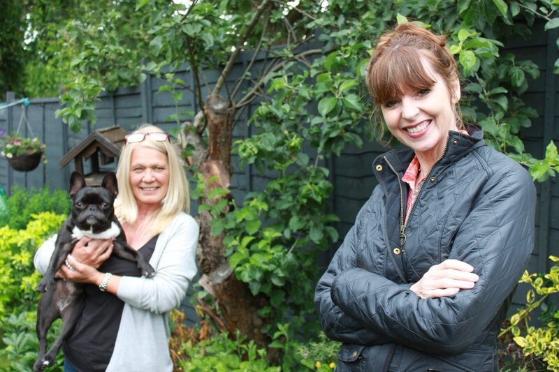 Victoria Stilwell (r.) – Bild: MMXXI Ricochet LTD