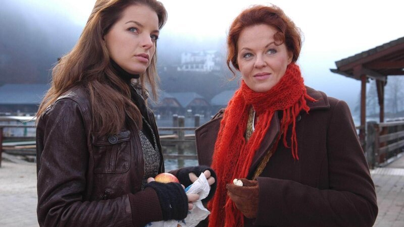 Marla (Yvonne Catterfeld, li.) weiß nicht mehr, wem sie noch trauen soll. Als sie den freundlichen Umgang von Evi Gruber (Christine Klein) mit den Frauen im Dorf bemerkt, schenkt sie auch ihr keinen Glauben mehr. – Bild: RTL