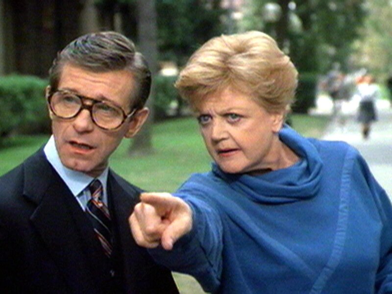 Jessica (Angela Lansbury) hilft Chief Griffen (Jack Kehoe) bei seinem ersten Fall. – Bild: Warner TV Serie