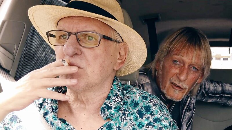 Auf dem Weg zur Bandprobe, v.li.: Küre Güdel und Schöre Müller – Bild: SRF/​Milan