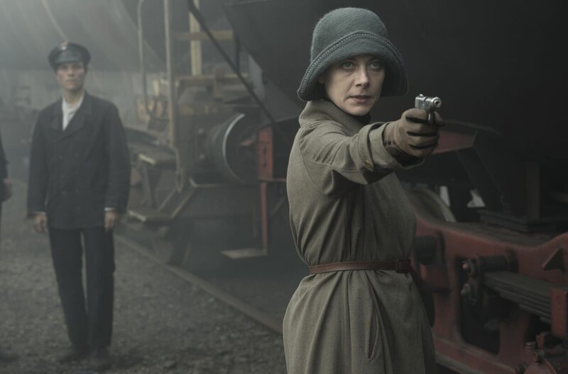 Swetlana (Severija Januškaité) möchte den Güterzug umleiten und bedroht des Zugführer. – Bild: ARD Degeto/​Beta Film/​BR/​Sky Deutschland/​X-Filme/​Frédéric Batier
