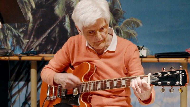 Valerie Claus von den «Honolulu Girls», der ersten Girlgroup der Schweiz – Bild: SRF/​Milan