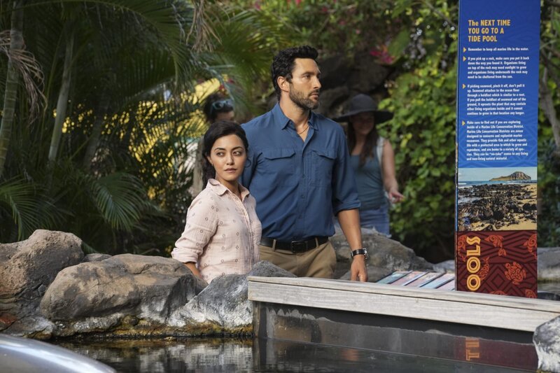 Lucy Tara (Yasmine Al-Bustami, l.); Jesse Boone (Noah Mills, r.) – Bild: 2021 CBS Broadcasting Inc. All Rights Reserved. /​ Karen Neal Lizenzbild frei