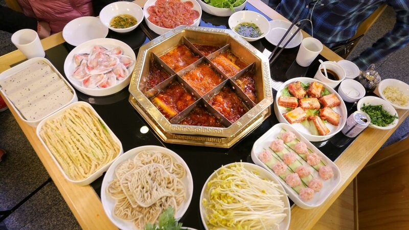 Der klassische „Hot Pot“, ein beliebtes Gericht, bei dem rohes Fleisch und Gemüse in kochend heißes Chiliöl getaucht werden, hier serviert im Restaurant „Shujiuxiang“ in Chengdu. – Bild: ORF/​Warner/​The Travel Channel