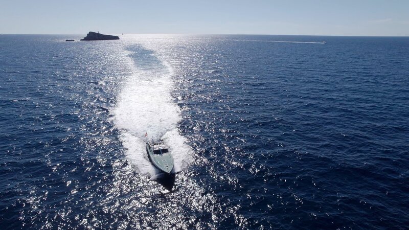 Ein Boot der Guardia Civil segelt mit hoher Geschwindigkeit. – Bild: National Geographic for Disney /​ Disney