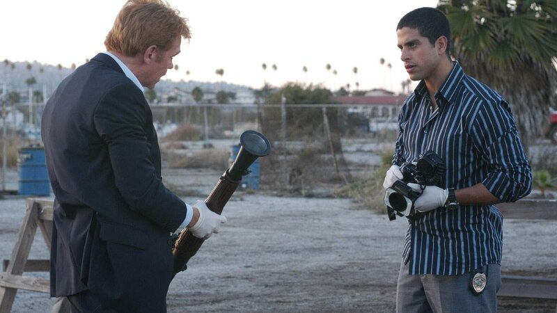 Auf dem Gelände am Miami River finden Horatio Caine (David Caruso, l.) und Eric Delko (Adam Rodriguez) nach einer Schießerei eine Panzerfaust mit Blutspuren am Abzug. – Bild: VOX/​CBS