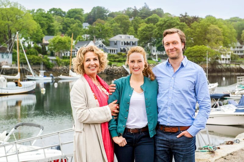 Die junge Anwältin Stella (Wanda Perdelwitz, M.) freut sich mit ihrer Mutter Barbara (Michaela May, l.) und ihrem Freund Josh (Robin Sondermann, r.), dass sie einen großen Fall an Land gezogen hat. – Bild: Rick Friedman