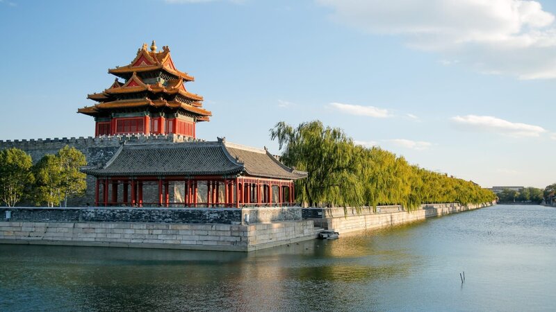 Westmauer der Verbotenen Stadt in Peking, China. Sie diente von der Ming-Dynastie bis zum Ende der Qing-Dynastie (1420⁠–⁠1912) als chinesischer Kaiserpalast. Die Verbotene Stadt wurde 1987 zum Weltkulturerbe erklärt und ist von der UNESCO als größte Sammlung erhaltener antiker Holzkonstruktionen der Welt gelistet. – Bild: ORF/​Warner/​The Travel Channel