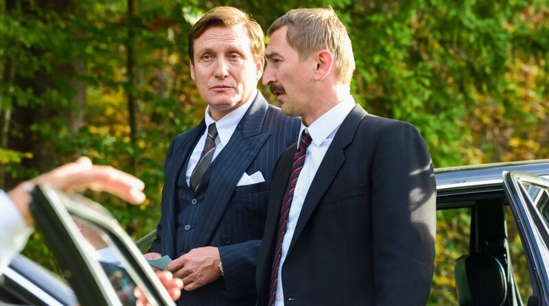 Immer in Gefahr: Herrhausen (Oliver Masucci, li.) mit seinem Sicherheitschef Dirk Zabel (Till Wonka). – Motiv aus Episode 2 – – Bild: ARD Degeto/​rbb/​hr/​swr/​Sperl Film und Fernsehproduktion GmbH/​Jürgen Olczyk