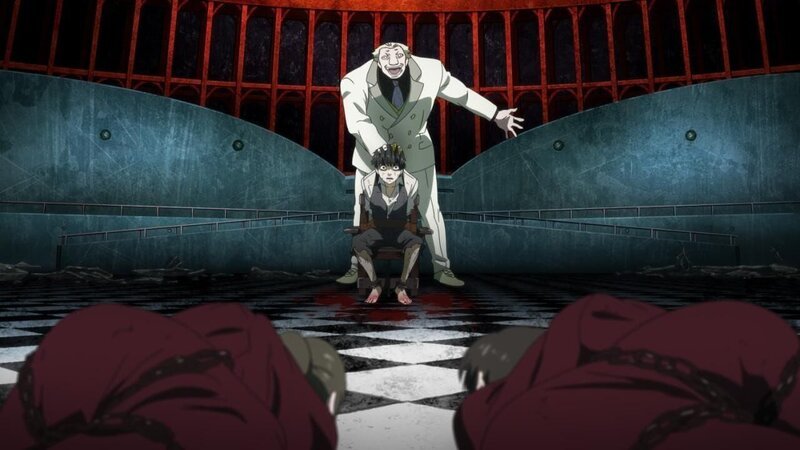 Als wäre die Entführung noch nicht schlimm genug, foltert Jason (hinten) Ken (vorne), um Informationen aus ihm zu bekommen … – Bild: Sui Ishida/​Shueisha,Tokyo Ghoul Production Committee