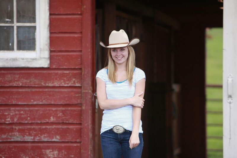 Amy (Amber Marshall) macht Fortschritte in der Arbeit mit einem traumatisierten Polizeipferd. – Bild: RTL
