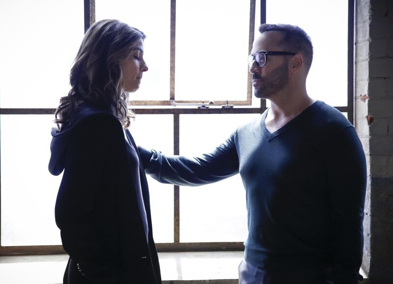 Sara (Natalia Tena, l.); Tanner (Jeremy Piven, r.) – Bild: CBS Broadcasting, Inc.